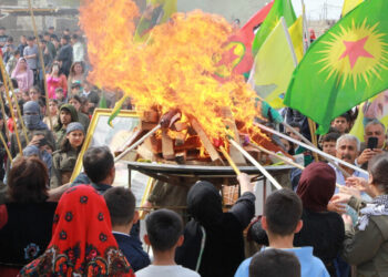 Gelê Mexmûrê agirê Newrozê geş kir