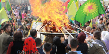 Gelê Mexmûrê agirê Newrozê geş kir