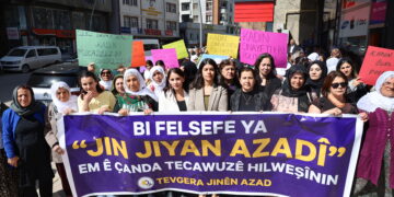 Jin li dijî polîtikayên şerê taybet meşiyan