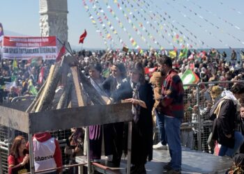 Li ber Derya Egeyê dirûşma ‘Bijî Serok Apo’ berz dibe