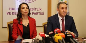 Hemserekanê DEM Partî yê Pêroyîyan seba destbendkerdişê Îmamogluyî reaksîyon da