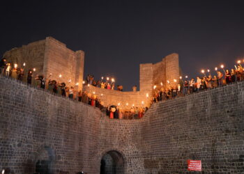 Li Sûrên Amedê bi meşaleyan Newroz pîroz kirin