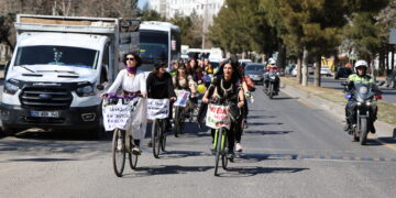 Ji bo 8ê adarê bîsîklêt ajotin