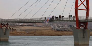 Pankartê ‘Jin jîyan azadî’ pirdî ra ame aliqnayene