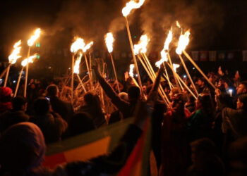 Agirê Newrozê şevê ronî dike