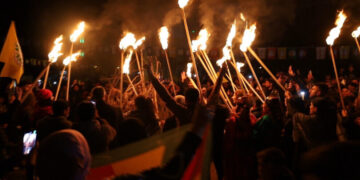 Agirê Newrozê şevê ronî dike