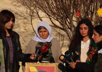 Rojnameger Nûjiyan Erhan li ser gora wê bi bîr anîn