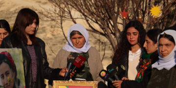 Rojnameger Nûjiyan Erhan li ser gora wê bi bîr anîn