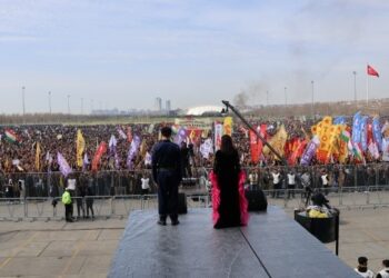 Bi sed hezaran li Stenbolê Newrozê pîroz dikin