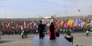 Bi sed hezaran li Stenbolê Newrozê pîroz dikin