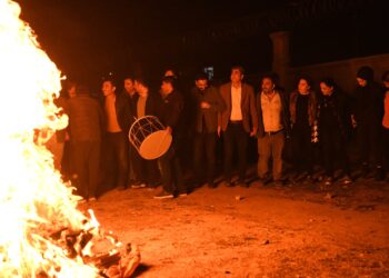 Agirê Newrozê her şevê li taxekê geş dibe