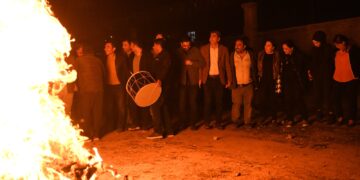 Agirê Newrozê her şevê li taxekê geş dibe