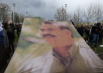 Ciwan bi posterê mezin ê Abdullah Ocalan meşiyan