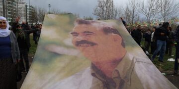 Ciwan bi posterê mezin ê Abdullah Ocalan meşiyan