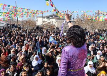 Li Bismil û Giyadînê agirê Newrozê geş bû