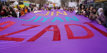 Mitînga Amedê bi dirûşma ‘Jin jiyan azadî’ bi dawî bû