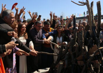 Gel li 10 navendan Newroz pîroz kir