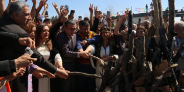 Gel li 10 navendan Newroz pîroz kir