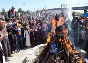 Ciwanan bi “Bijî Serok Apo” agir geş kirin
