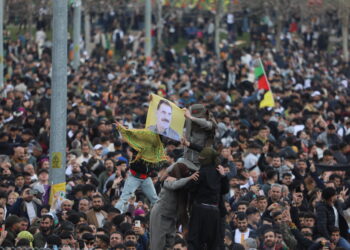 Li Newroza Amedê dirûşma ‘Bijî Serok Apo’ olan dide