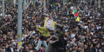 Li Newroza Amedê dirûşma ‘Bijî Serok Apo’ olan dide