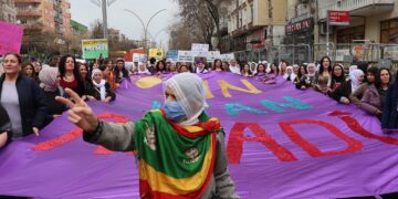 Li Amedê mitînga 8ê Adarê bi meşê dest pê kir