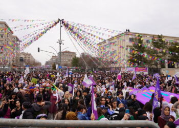 Mitînga Amedê bi dirûşma ‘Jin jiyan azadî’ bi dawî bû