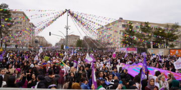 Mitînga Amedê bi dirûşma ‘Jin jiyan azadî’ bi dawî bû