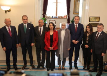 Şandeya DEM Partî û AKPê nêzî du saetan hevdîtin pêk anî