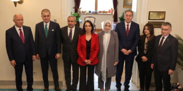 Şandeya DEM Partî û AKPê nêzî du saetan hevdîtin pêk anî