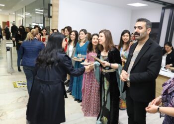 Hevşaredarên Amedê 8ê Adara karmendên jin pîroz kirin