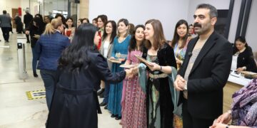 Hevşaredarên Amedê 8ê Adara karmendên jin pîroz kirin