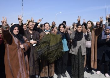 Bendava Tişrînê bi çekên giran topbaran dikin