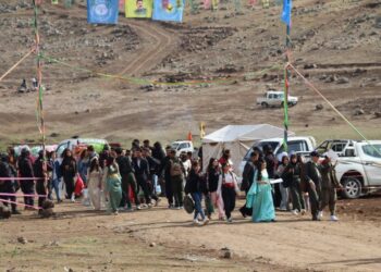 Bi deh hezaran gelê Rojava dimeşin qadên Newrozê