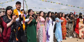 Mîtîngên Newroza Bakur û Rojhilatê Sûriyê bi coş bi dawî bûn