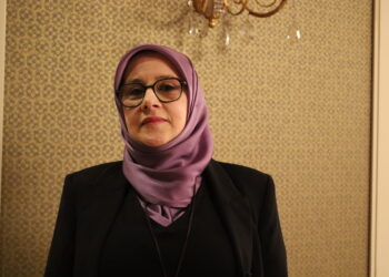 ‘Wa rayêko bîn adir bi zerrîya dayîkê ma nêkewo’