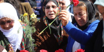 TJAyê Rahşan Demîrel li ser gora wê bibîr anî