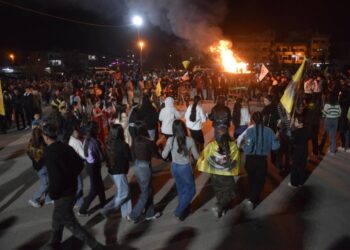 Gel li Dêrikê şev bi agirê Newrozê ronî kir