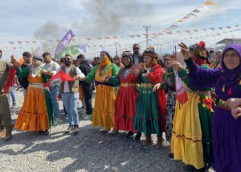 Li Îdirê Newroza rengîn: Divê dewlet gav biavêje