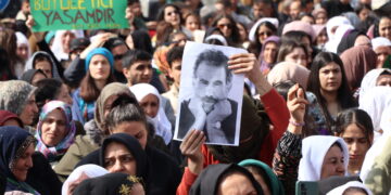 Jinan li Wanê posterê Abdullah Ocalan rakir