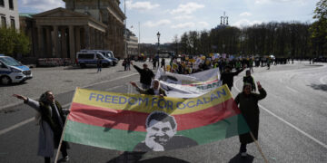 Dostên Kurdan li Berlînê ji bo azadiyê meşiyan