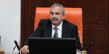 Sirri Sureyya Onder krîza dil derbas kir