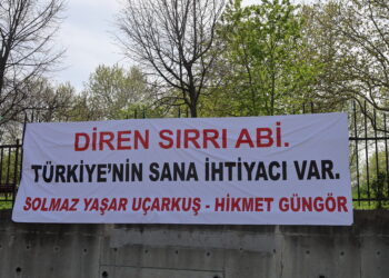 Hezkiriyên Sirri Sureyya Onder pankart daliqandin