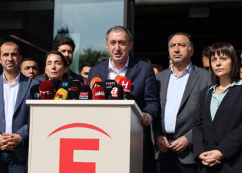 Tûncer Bakirhan: Em hêvî dikin ku ji vê kotûkêşê jî derbas be