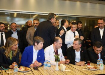 Ozgur Ozel serdana Sirri Sureyya Onder kir