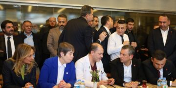 Ozgur Ozel serdana Sirri Sureyya Onder kir