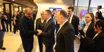 Seranserî rojê gelek şande û kesayetan serdana Onder kirin