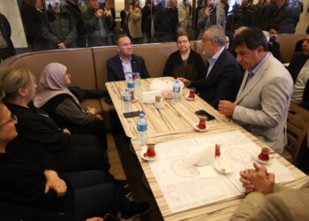 Serdanên ji bo Onder li nexweşxaneyê didomin