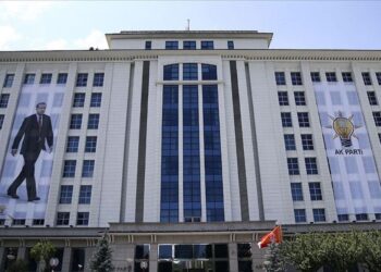 Polîsê tîmê taybet xwe li ber Navenda AKPê kuşt