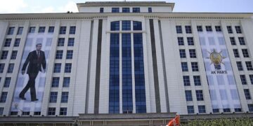 Polîsê tîmê taybet xwe li ber Navenda AKPê kuşt